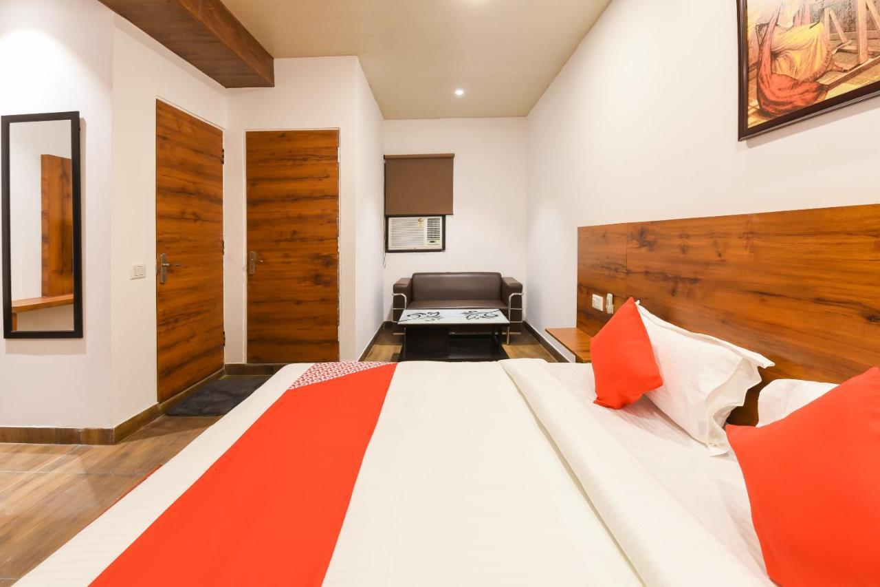 CAPITAL O 19133 Oak Tree Hotel Nuova Delhi Esterno foto